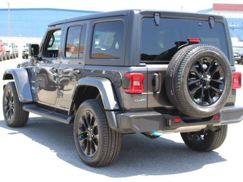 Used 2022 Jeep Wrangler Unlimited Sahara w/ Cold Weather Group AWD/4WD image 3