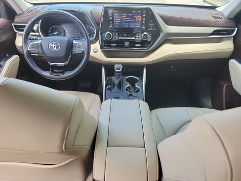 Used 2021 Toyota Highlander XLE FWD image 20