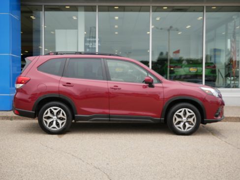 Used 2023 Subaru Forester Premium image 2