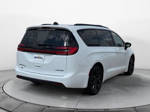 Used 2025 Chrysler Pacifica Limited FWD image 3