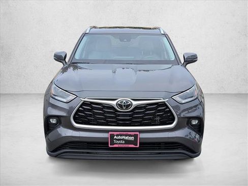 Certified 2021 Toyota Highlander XLE image 2