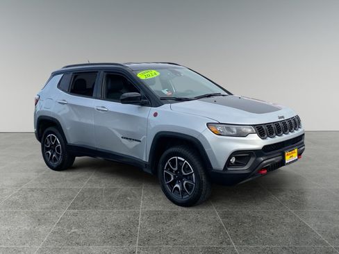 Used 2024 Jeep Compass Trailhawk AWD/4WD image 7