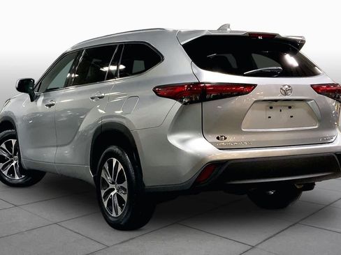 Certified 2021 Toyota Highlander XLE AWD/4WD image 12