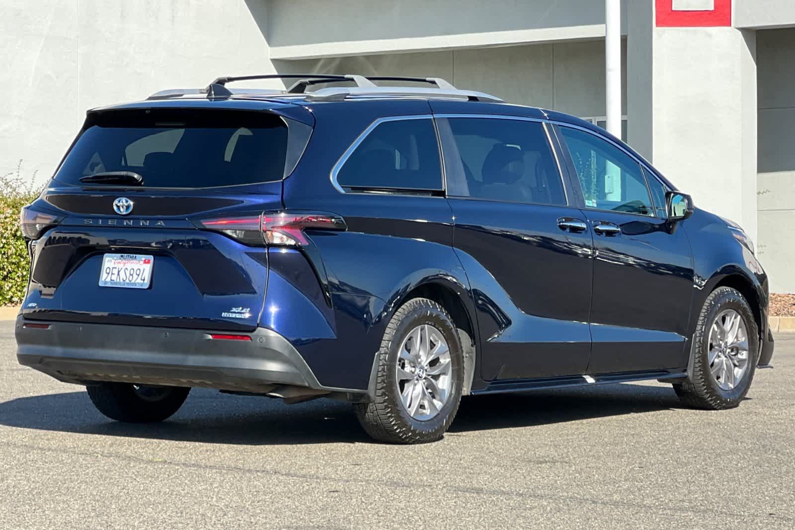 Used 2023 Toyota Sienna XLE AWD/4WD image 2