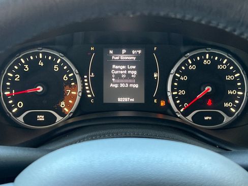 Used 2015 Jeep Renegade Latitude FWD image 32