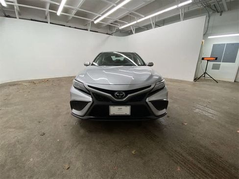 Used 2024 Toyota Camry SE image 9