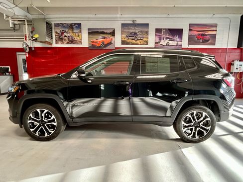 Certified 2022 Jeep Compass Limited AWD/4WD image 2