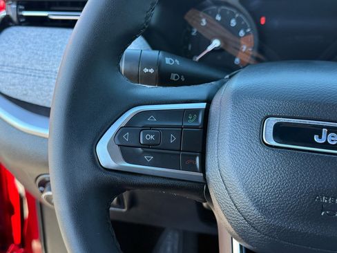 Used 2025 Jeep Compass Latitude image 17