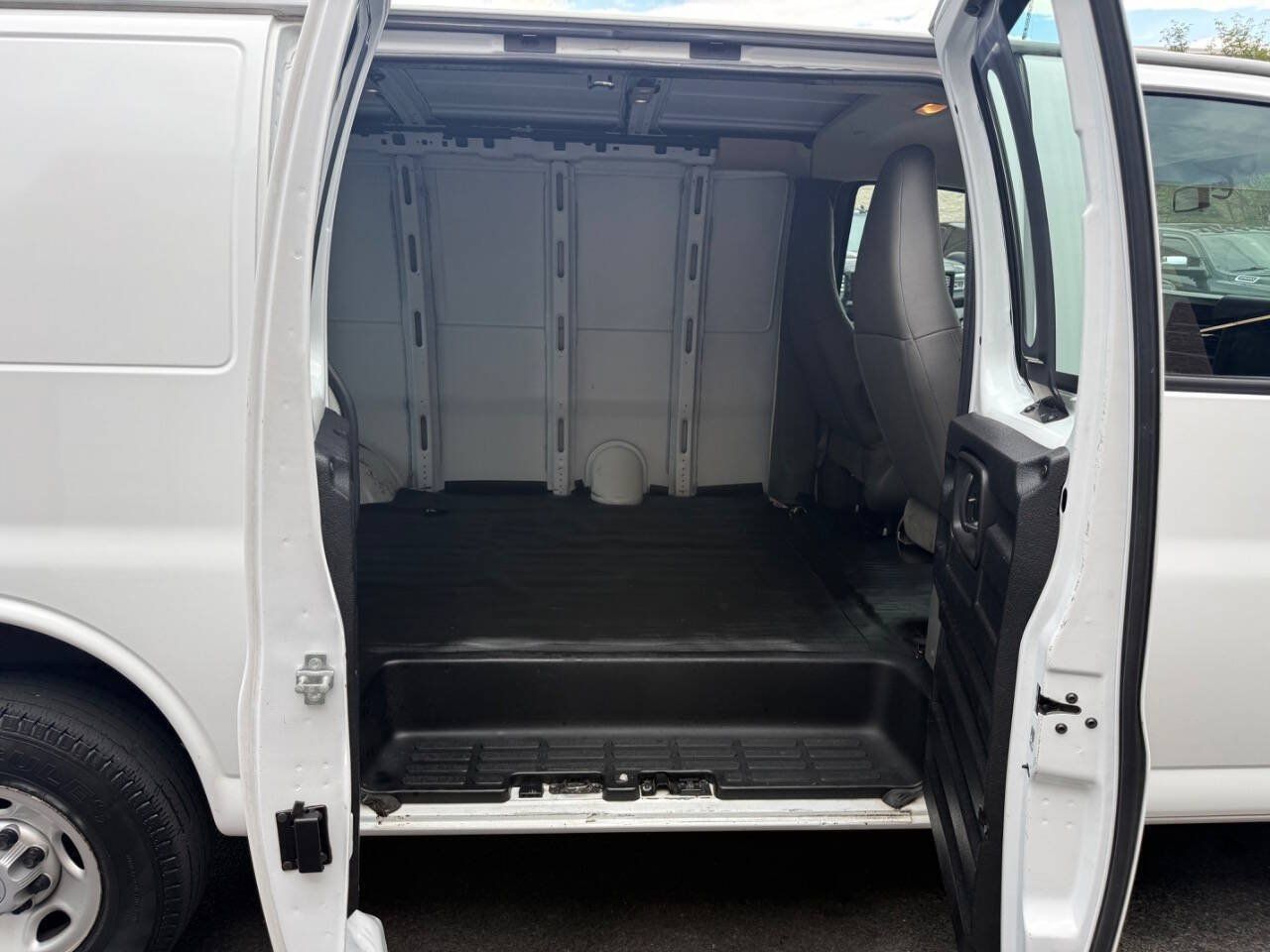 Used 2018 Chevrolet Express 2500 RWD image 27