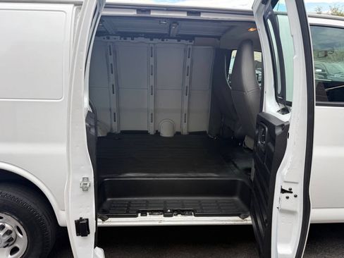 Used 2018 Chevrolet Express 2500 RWD image 27
