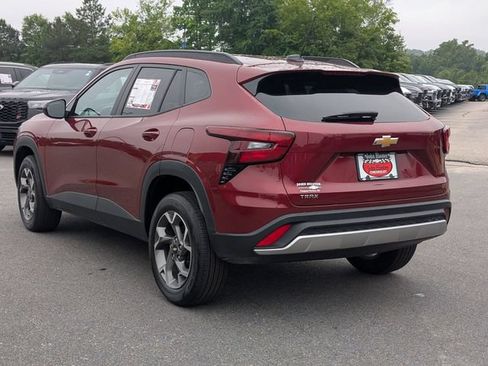 Used 2025 Chevrolet Trax LT w/ LT Convenience Package FWD image 5