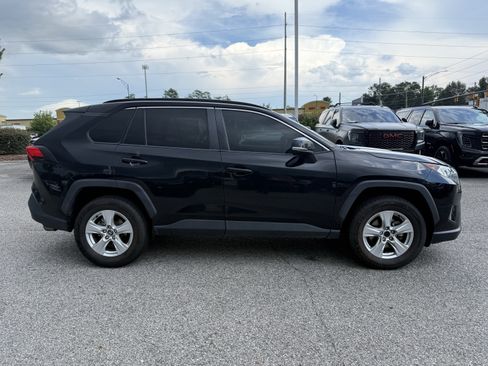 Used 2020 Toyota RAV4 XLE w/ Convenience Package FWD image 11