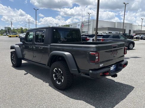 Used 2024 Jeep Gladiator Rubicon w/ Technology Group AWD/4WD image 5