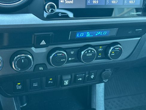 Used 2022 Toyota Tacoma TRD Off-Road w/ Technology Package AWD/4WD image 22
