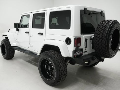 Used 2015 Jeep Wrangler Unlimited Sahara w/ Connectivity Group image 6