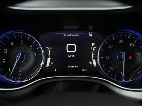 Used 2025 Chrysler Pacifica Limited image 11