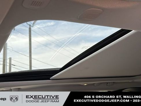 Used 2022 Jeep Cherokee Latitude Lux w/ Sun & Sound Group AWD/4WD image 11