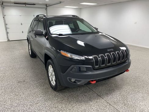 Used 2018 Jeep Cherokee Trailhawk w/ Cold Weather Group AWD/4WD image 2
