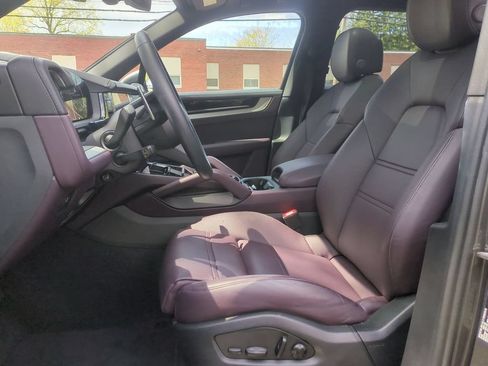 Used 2024 Porsche Cayenne AWD/4WD image 23