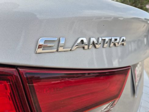 Used 2014 Hyundai Elantra SE FWD image 12