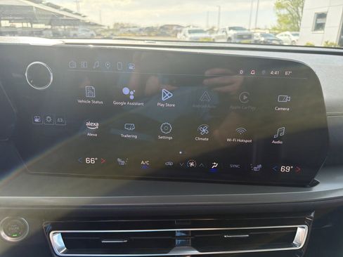 Used 2025 Chevrolet Traverse LT AWD/4WD image 19