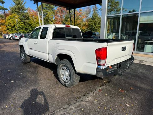 Used 2022 Toyota Tacoma SR5 RWD image 3
