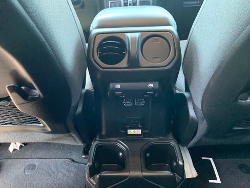Used 2025 Jeep Wrangler Unlimited Rubicon AWD/4WD image 15