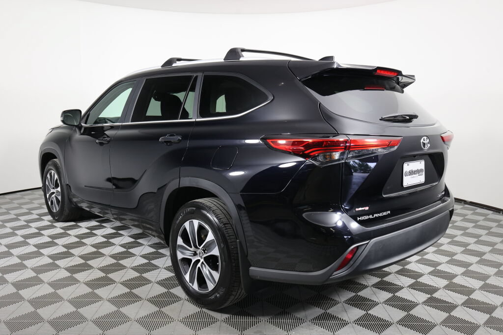 Used 2023 Toyota Highlander XLE AWD/4WD image 4