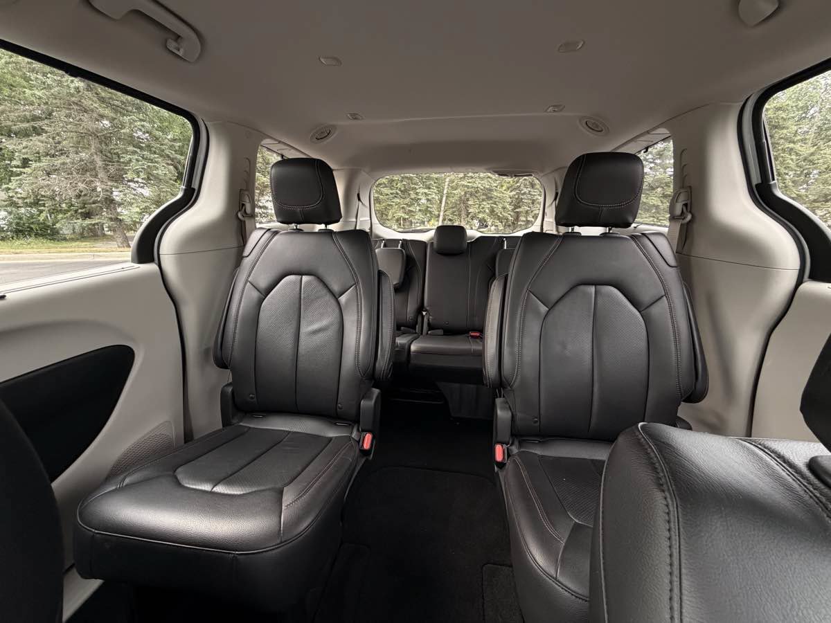 Used 2019 Chrysler Pacifica Touring-L FWD image 16