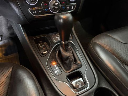 Used 2019 Jeep Cherokee Limited FWD image 13