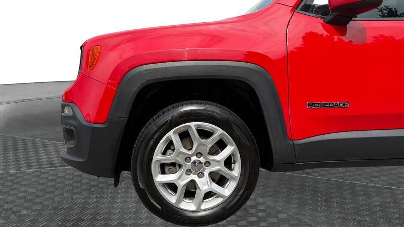 Used 2018 Jeep Renegade Latitude w/ UConnect 8.4 Nav Group AWD/4WD image 9
