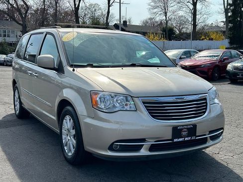 Used 2015 Chrysler Town & Country Touring w/ Driver Convenience Group FWD image 4