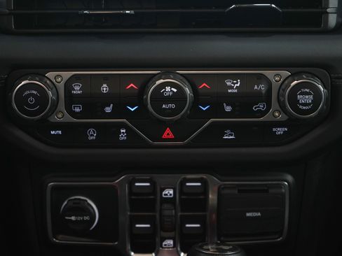 Used 2024 Jeep Wrangler Unlimited Rubicon w/ Convenience Group AWD/4WD image 18