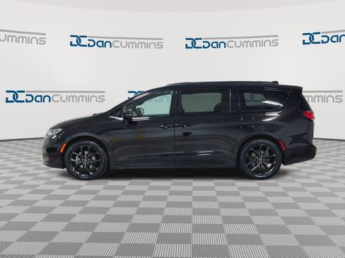 Used 2025 Chrysler Pacifica Limited FWD image 5