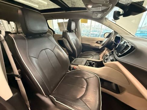 Used 2023 Chrysler Pacifica Limited image 17