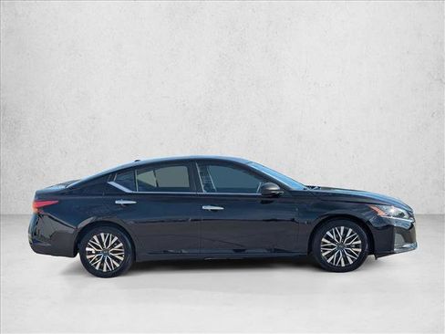 Used 2025 Nissan Altima 2.5 SV FWD image 4