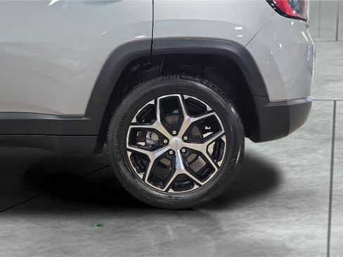 Used 2024 Jeep Compass Latitude image 12