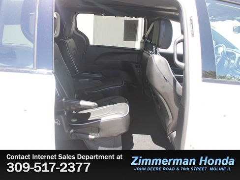 Used 2025 Chrysler Pacifica Limited FWD image 9