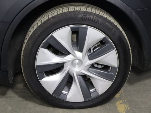 Used 2024 Tesla Model Y Long Range RWD image 36