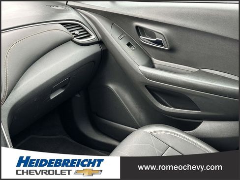 Used 2022 Chevrolet Trax LT w/ LT Convenience Package image 32