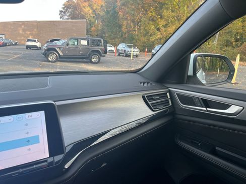 Used 2025 Volkswagen Atlas Cross Sport SE image 31