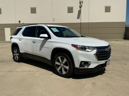 Used 2020 Chevrolet Traverse LT w/ LT Premium Package FWD image 3