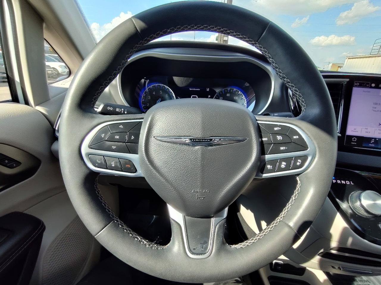 Used 2023 Chrysler Pacifica Touring-L FWD image 17