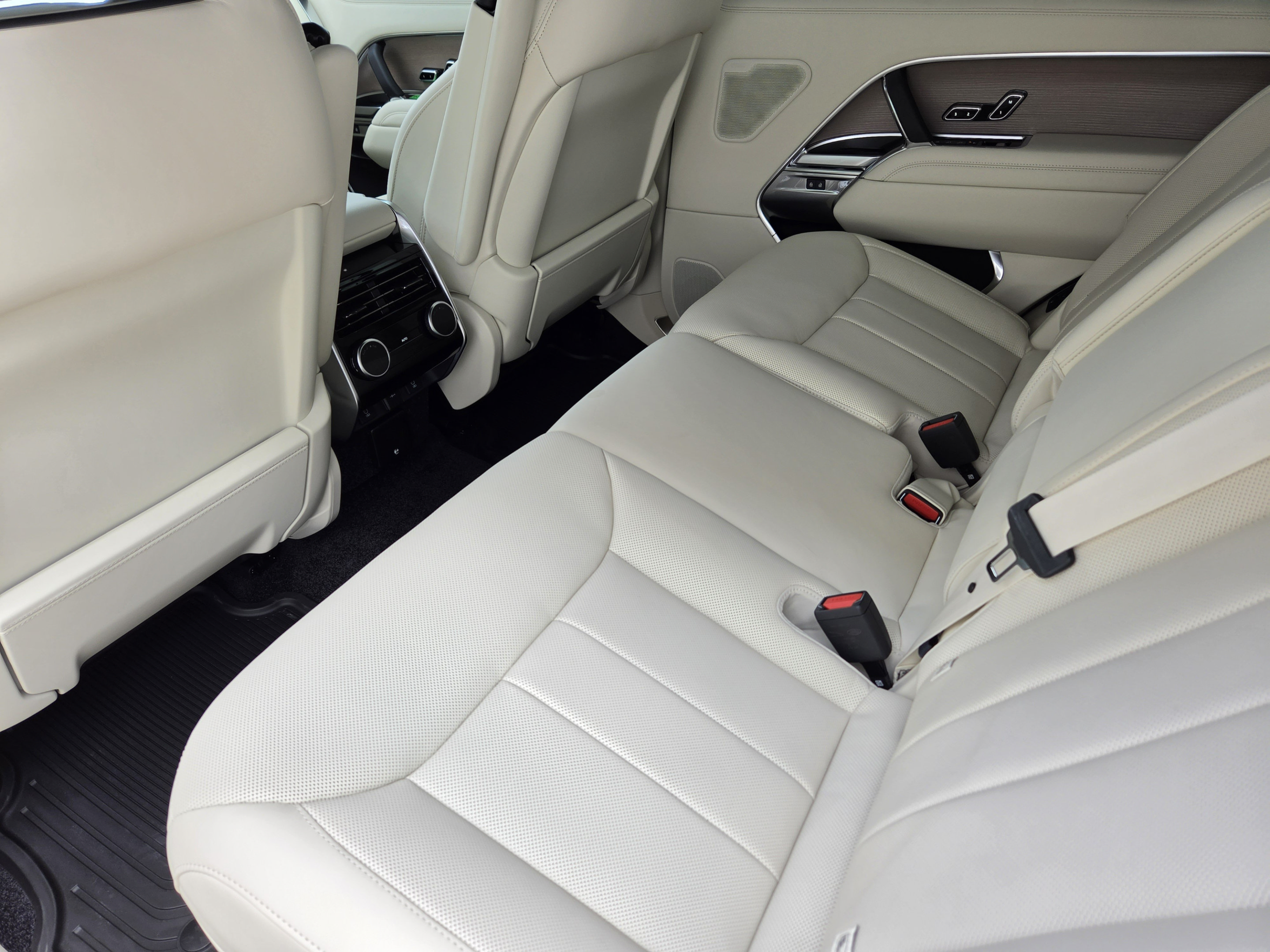 New 2027 Land Rover Range Rover Long Wheelbase SE AWD/4WD image 25
