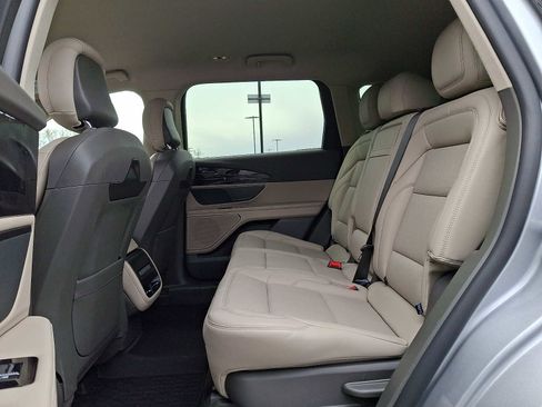 Used 2024 Lincoln Nautilus Premier image 10