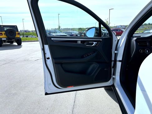 Used 2023 Porsche Macan Turbo AWD/4WD image 9