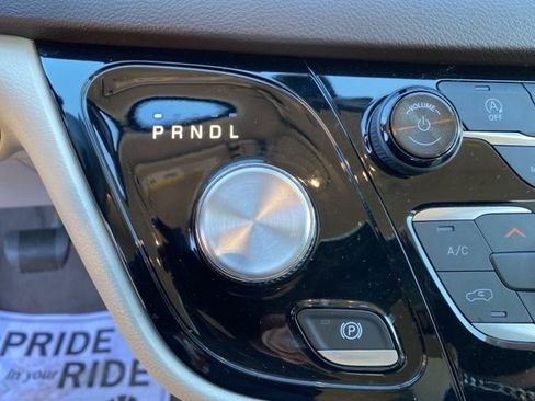 Used 2018 Chrysler Pacifica Touring-L Plus image 16