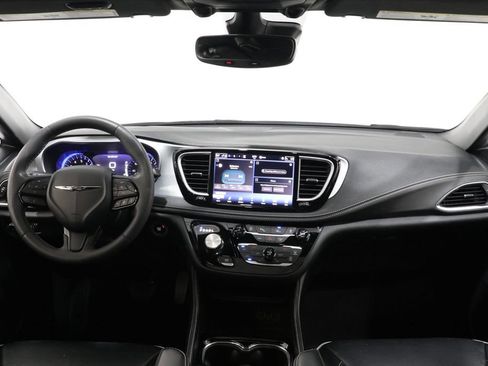 Used 2025 Chrysler Pacifica Limited FWD image 15