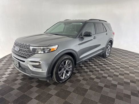 Used 2023 Ford Explorer XLT w/ Equipment Group 202A AWD/4WD image 4