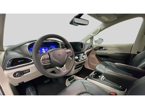 Used 2022 Chrysler Pacifica Touring-L FWD image 11